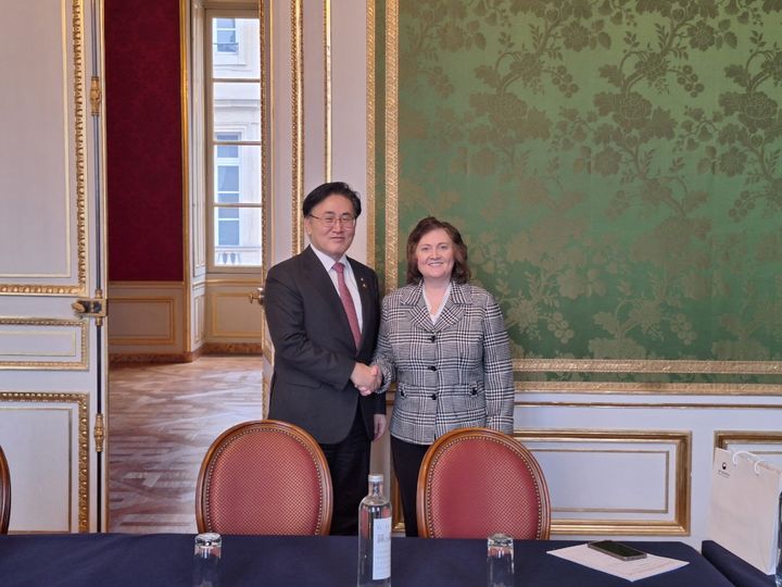 [서울=뉴시스] 유상임 과기정통부 장관(왼쪽)이 프랑스 파리에서 열린 AI 정상회의에서 미국 린 파커 백악관 과학기술정책실(OSTP) 수석부실장을 만나 지속적인 과학기술 협력에 대해 논의했다. (사진=과기정통부 제공) *재판매 및 DB 금지