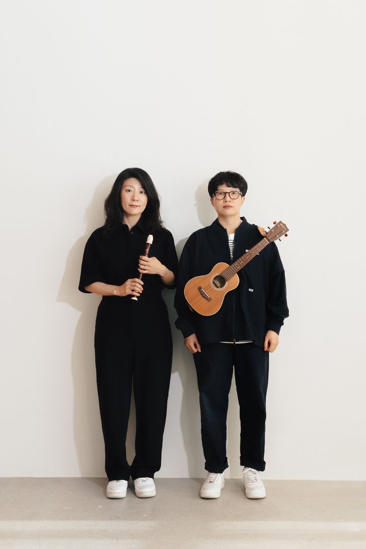 [서울=뉴시스] 황선우(왼쪽)와 김하나 작가(사진=ⓒ정멜멜, 이야기장수 제공) 2025.02.12. photo@newsis.com *재판매 및 DB 금지