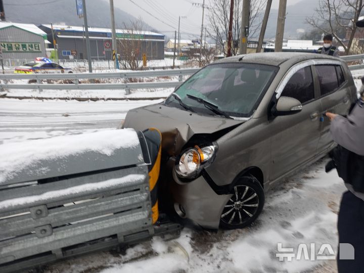 [영동=뉴시스] 12일 영동군 학산면 한 도로에서 경차 1대가 눈길에 미끄러져 가드레일을 들이받았다. (사진= 음성소방서 제공) 2025.02.12. photo@newsis.com&nbsp; *재판매 및 DB 금지