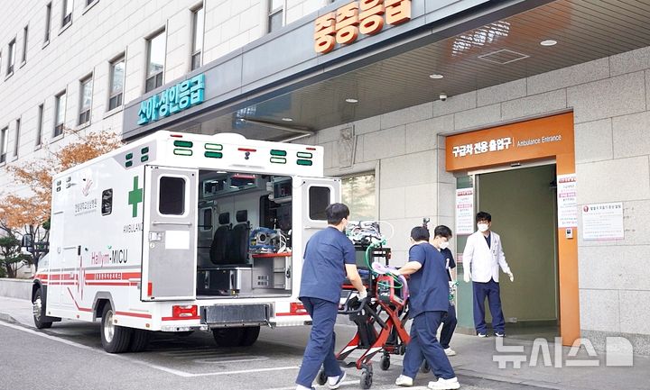 [서울=뉴시스]중증환자 전담 구급차(Mobile ICU) 전담팀이 중증 환자를 병원으로 이송하고 있다. (사진= 한림대성심병원 제공) 2025.02.12. photo@newsis.com. 