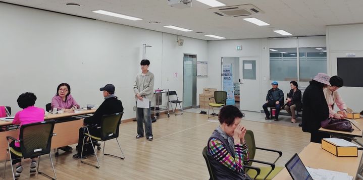 [인천=뉴시스] 인천 남동구가 인공지능(AI)·사물인터넷(IoT) 기반 어르신 건강관리사업과 관련해 사후 건강검사를 실시하고 있다. (사진=남동구 제공) 2025.02.12. photo@newsis.com *재판매 및 DB 금지