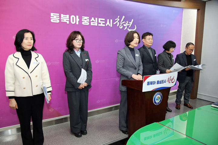 [창원=뉴시스] 강경국 기자 = 최영숙 경남 창원시 성산구청장이 12일 창원시청 프레스센터에서 도심 속 시설물 안전관리 강화와 관련해 브리핑을 하고 있다. (사진=창원시청 제공). 2025.02.12. photo@newsis.com *재판매 및 DB 금지