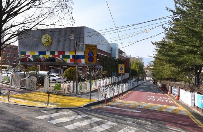 [창원=뉴시스] 강경국 기자 = 경남 창원시 성산구 용호초등학교 어린이보호구역. (사진=창원시청 제공). 2025.02.12. photo@newsis.com *재판매 및 DB 금지