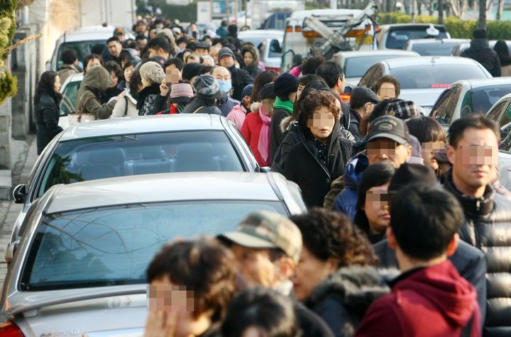 2011년 2월 18일 오전 부산저축은행 계열사인 부산2저축은행 남천동지점에서 시민들이 줄 지어 건물을 둘러싼 채 예금 인출 차례를 기다리고 있다. (사진=뉴시스 DB) photo@newsis.com *재판매 및 DB 금지