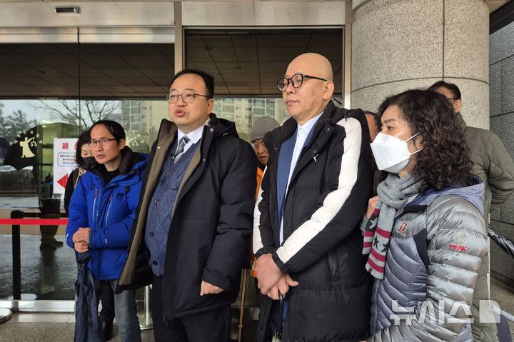[부산=뉴시스] 김민지 기자 = 국가를 상대로 한 손해배상 소송의 1심 선고가 열린 12일 오전 연제구 부산지방법원 앞에서 형제복지원 피해자들이 판결 결과에 대한 입장을 밝히고 있다. 2025.02.12. mingya@newsis.com