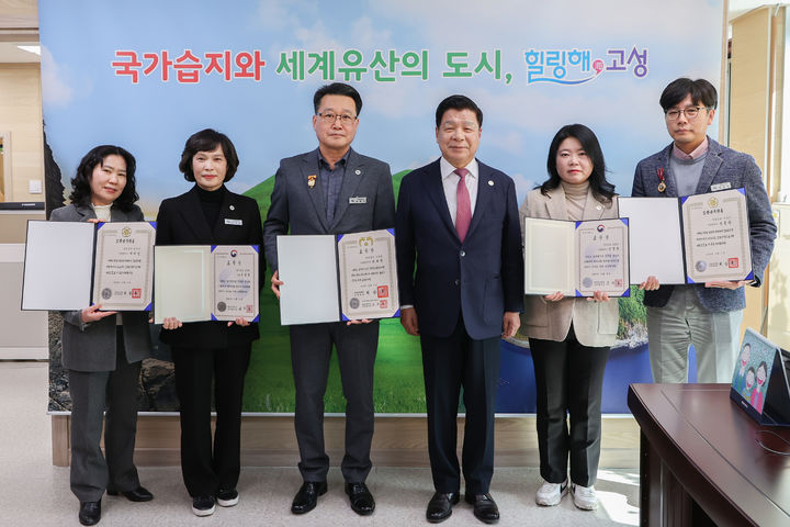 [고성(경남)=뉴시스] 신정철 기자= 경남 고성군은 지난 11일 군수실에서 2024년 하반기 정부 우수·모범 공무원 5명에 대한 표창 수여식을 가졌다. 사진은 대통령표창 기획예산담당관 최대석 담당관, 행정안전부 장관표창 재무과 오은겸 과장, 행정과 김경임 담당, 국무총리상 주민생활과 이미선 담당, 안전관리과 정종욱 담당이 이상근 군수(오른쪽 3번째)와 기념사진 촬영 모습.(사진=고성군 제공).2025.02.12. photo@newsis.com *재판매 및 DB 금지