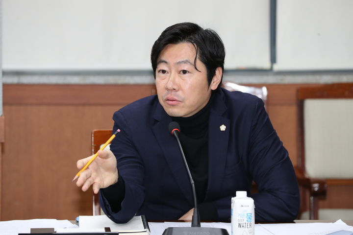 [울산=뉴시스] 공모전 운영 조례안 발의하는 울산 남구의회 김대영 의원. (사진=울산 남구의회 제공) photo@newsis.com *재판매 및 DB 금지