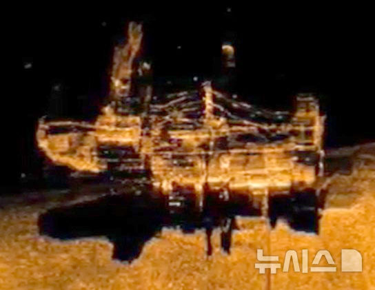 [여수=뉴시스] 김혜인 기자 = 여수해경이 전남 여수 해상에서 침몰해 해저로 가라앉은 대형 트롤 어선 '제22 서경호'의 상태를 공개했다. 사진은 지난 10일 오후 해경 사이드스캔소나(측면주사음향측심기)장비가 탐지해 영상화한 것. (사진=여수해경 제공) 2025.02.12. photo@newsis.com *재판매 및 DB 금지