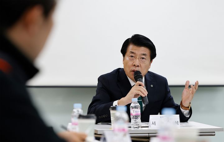 [서울=뉴시스] 지난 11일 처음으로 개최한 ‘찾아가는 주민설명회’ 현장에서 서강석 송파구청장이 가락시장 상인대표들에게 사업을 설명하고 있다. 2025.02.12 (사진 제공=송파구청) photo@newsis.com *재판매 및 DB 금지