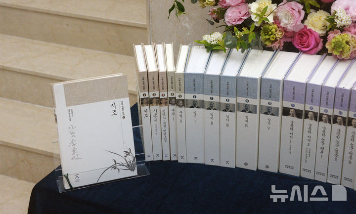 [전주=뉴시스] 강경호 기자 = '가람 이병기 전집' 완간 기념식이 열린 12일 전북 전주시 전북대학교 인터내셔널센터 동행홀 앞에 30권이 전부 발간된 전집이 전시돼있다. 2025.02.12. lukekang@newsis.com