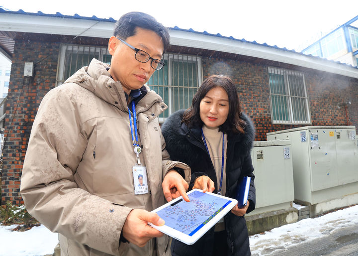 [대전=뉴시스] 조명휘 기자 = 대전 유성구 공무원이 온라인 복지 지도인 유성복지핸디맵을 구현해 보고 있다. (사진= 유성구청 제공) 2025.02.12. photo@newsis.com *재판매 및 DB 금지