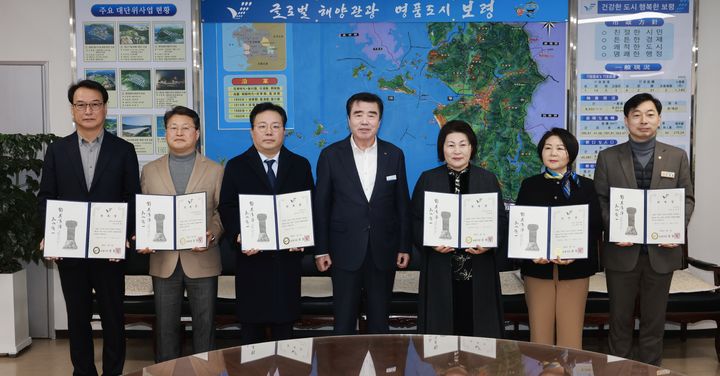 [보령=뉴시스] 김동일 보령시장과 민간위탁 운영평가위원회 위원들 기념촬영. (사진=보령시청 제공) 2025.02.12. photo.newsis.com *재판매 및 DB 금지