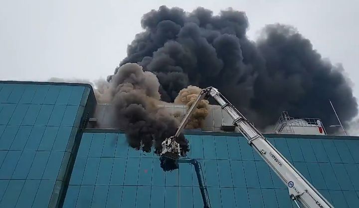 [익산=뉴시스] 12일 오후 2시께 전북 익산시 용제동의 한 공장에서 불이 나 소방대원들이 사다리차를 통해 화재 진화에 나서고 있다. (사진=전북특별자치도소방본부 제공) 2025.02.12. photo@newsis.com *재판매 및 DB 금지