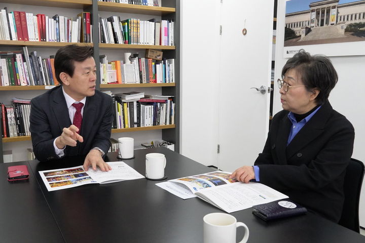 [진주=뉴시스]조규일 진주시장, 김성희 국립현대미술관장 방문.(사진=진주시 제공).2025.02.12.photo@newsis.com *재판매 및 DB 금지