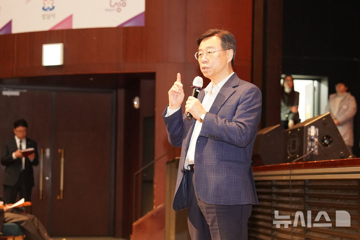 [성남=뉴시스] 신상진 경기 성남시장이 올해 대학생 지방행정체험 역량 교육에 참석해 연수생을 격려하고 있다. (사진=성남시 제공) 2025.02.12. photo@newsis.com