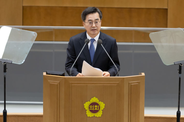 [수원=뉴시스] 김동연 경기도지사가 12일 도의회 본회의장에서 열린 제382회 임시회 제2차 본회의에서 도정연설을 하고 있다. (사진=경기도 제공) 2025.02.12. photo@newsis.com *재판매 및 DB 금지