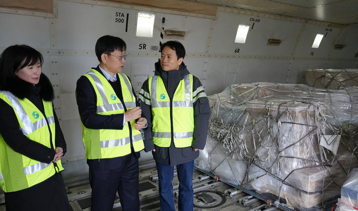[인천공항=뉴시스] 김종호 인천공항본부세관장은 12일 오전 인천공항 대한항공 화물터미널에서 수출통관 점검을 실시하고 있다. 왼쪽부터 김희리 세관 통관 감시국장, 김 세관장, 박봉희 대한항공 인천화물운송지점장. 2025.02.12 (사진=인천공항본부세관 제공) photo@newsis.com *재판매 및 DB 금지