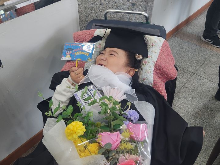 [서울=뉴시스] 고가혜 기자 = 12일 서울시교육청 학력 인정 문해교육 졸업식에 참석한 뇌병변 및 언어장애 1급 졸업생 김홍자(57)씨. 2025.02.12. gahye_k@newsis.com *재판매 및 DB 금지