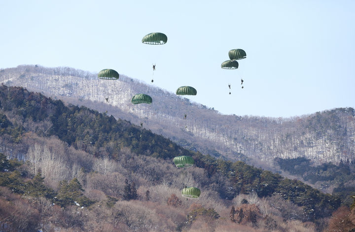 [장성=뉴시스] 박기웅 기자 = 12일 전남 장성군 장성종합훈련장에서 육군 제2신속대응사단 쌍호대대 장병들이 저공 무장강하를 하고 있다. (사진 = 제2신속대응사단 제공) 2025.02.12. photo@newsis.com *재판매 및 DB 금지