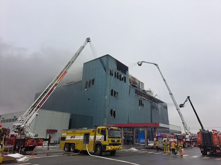 [익산=뉴시스] 12일 오후 2시께 전북 익산시 용제동의 한 공장에서 불이 나 소방대원들이 큰 불을 잡은 뒤 잔불 정리에 나서고 있다. (사진=전북특별자치도소방본부 제공) 2025.02.12. photo@newsis.com *재판매 및 DB 금지