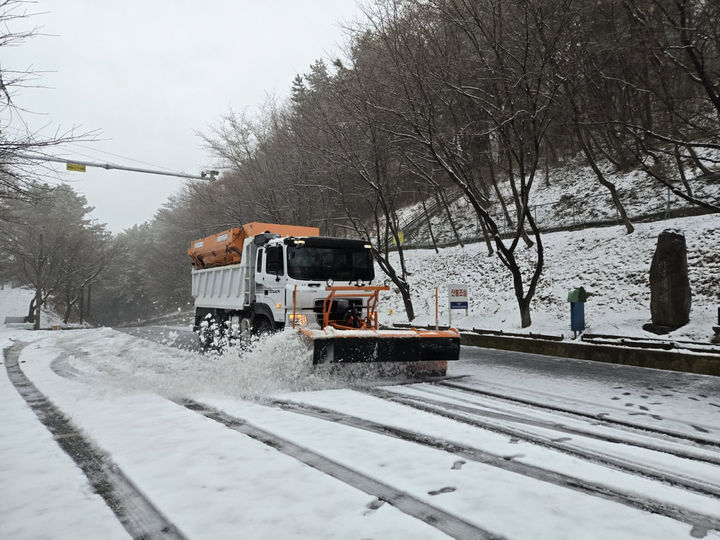 [진주=뉴시스]진주시는 12일 대설주의보 발표에 따라 제설 차량을 동원해 제설작업을 벌이고 있다.(사진=진주시 제공).2025.02.12.photo@newsis.com *재판매 및 DB 금지