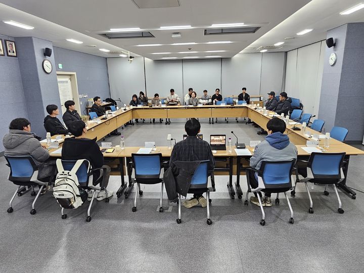 [세종=뉴시스] 사진은 농촌진흥청 국립농업과학원이 지난 12일 농업생물부 중회의실에서 미래 양봉산업을 이끌어 갈 청년 양봉인들을 초청해 양봉산업 발전 방향을 논의하고 '연구자(멘토)-청년 양봉인(멘티)' 결연식을 연 모습. (사진=농진청 제공) *재판매 및 DB 금지