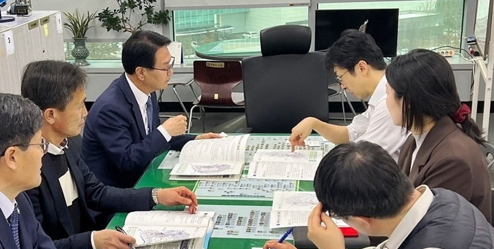 [고창=뉴시스] 12일 고창군의 현안사업 반영과 정부예산 확보를 위해 중앙부처 등을 방문한 심덕섭 고창군수(가운데 왼쪽)가 국토교통부 우정훈 철도정책과장(가운데 오른쪽)에게 '서해안(새만금~목포) 철도 건설사업'의 '제5차 국가철도망 구축계획' 반영을 건의하고 있다. *재판매 및 DB 금지