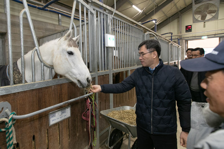 [세종=뉴시스] 임기순 농촌진흥청 국립축산과학원장은 12일 전북특별자치도 익산시에 위치한 공공승마장을 방문해 국산 열풍건초 활용 현장을 둘러보고 있다. (사진=농촌진흥청 제공)&nbsp; *재판매 및 DB 금지