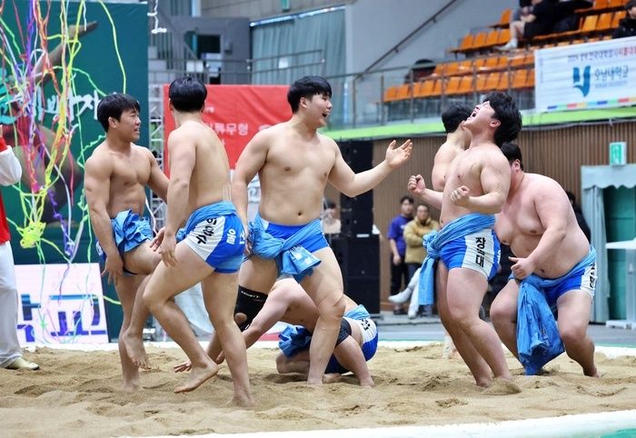 [삼척=뉴시스] 지난해 대회에서 단체전 우승을 차지한 울산대 선수들이 즐거워 하는 모습. (사진=씨름협회 제공) photo@newsis.com *재판매 및 DB 금지