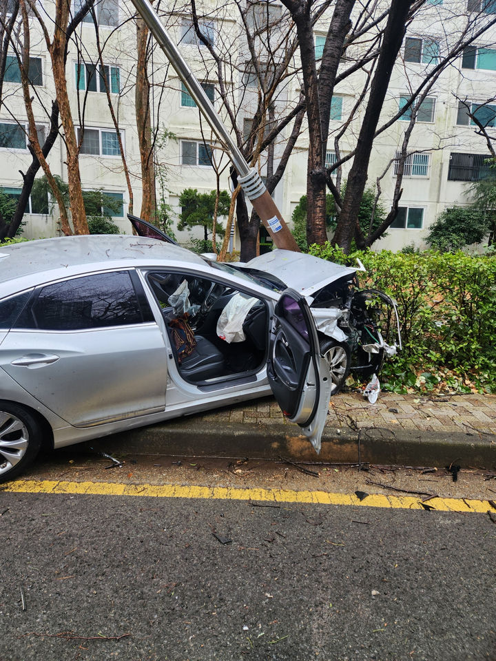 [부산=뉴시스] 12일 부산 해운대구의 한 도로에서 80대 여성이 운전한 승용차가 횡단보도를 건너던 보행자 A(40대·여)씨를 치었다. 이어 사고 충격으로 주차돼 있던 차량 3대와 가로등을 잇달아 들이받은 뒤 멈췄다. (사진=부산경찰청 제공) 2025.02.12. photo@newsis.com *재판매 및 DB 금지