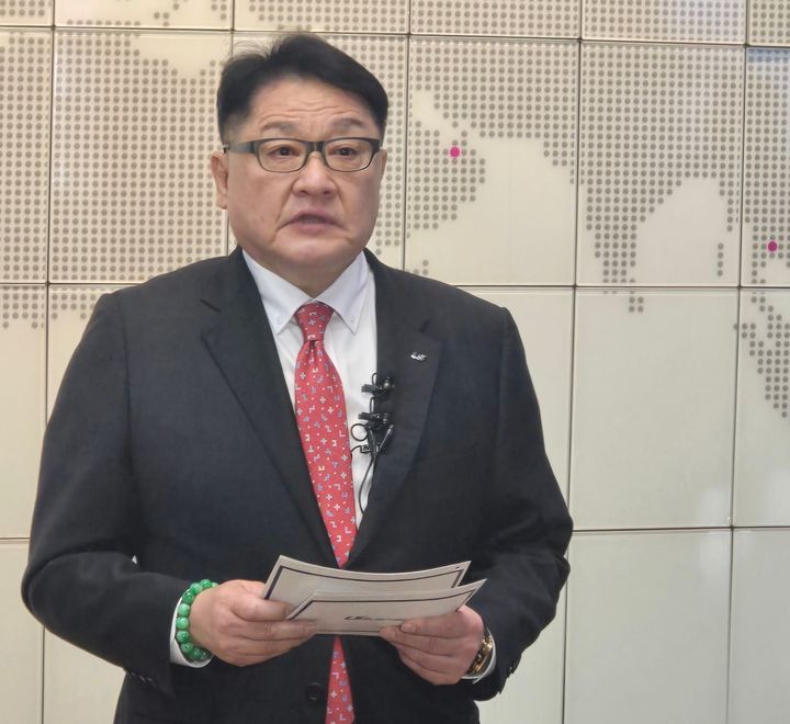 [서울=뉴시스]구자균 LS일렉트릭 회장이 12일 서울 코엑스에서 열린 '일렉스 코리아 2025'에 참가해 발언하고 있다. (사진=LS일렉트릭 제공) 2025.02.12. photo@newsis.com *재판매 및 DB 금지