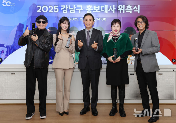 [서울=뉴시스]왼쪽부터 박상민, 강혜연, 조성명 강남구청장, 이자연, 유리상자 박승화.