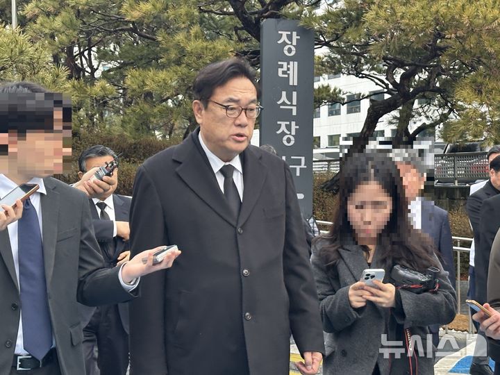 [대전=뉴시스] 김도현 기자 = 12일 오후 대전 서구 건양대병원 장례식장에 마련된 김하늘 양 빈소에 정진석 대통령실 비서실장이 조문한 뒤 취재진들의 질문에 답하고 있다. 2025.02.12. kdh1917@newsis.com