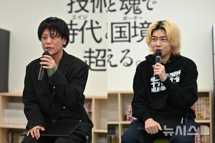 [도쿄=뉴시스] 윤정민 기자 = 에토 슌지 작가(왼쪽)와 히로유키 엔도 넘버나인 집행임원이 지난 12일 오후 일본 도쿄 넘버나인 사옥에서 열린 기자간담회에서 취재진 질문에 답하고 있다. 에토 작가는 라인망가 웹툰 '신혈의 구세주', '나만 최강 초월자' 각본·스토리보드를 담당하고 있다. 2025.02.13. alpaca@newsis.com