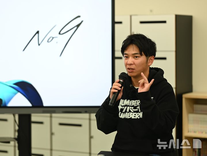 [도쿄=뉴시스] 윤정민 기자 = 고바야시 타쿠마 넘버나인 대표가 지난 12일 오후 일본 도쿄 넘버나인 사옥에서 열린 기자간담회에서 취재진 질문에 답하고 있다. 2025.02.13. alpaca@newsis.com