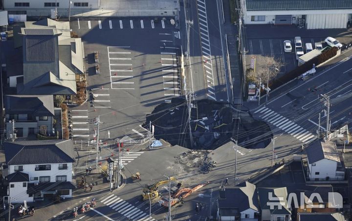 [서울=뉴시스] 지난 1월 31일 일본 사이타마현 야시오시에서 발생한 싱크홀에서 트럭 운전자를 구조하기 위한 작업이 진행되고 있다. (사진=AP통신)