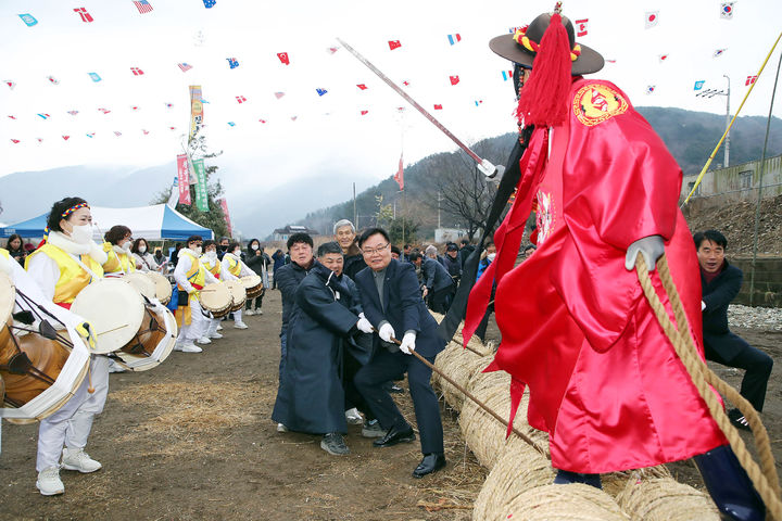 "건강·풍요 기원" 진동큰줄다리기·달맞이 행사서 한마음