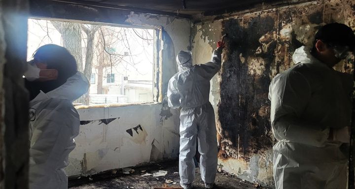 [인천=뉴시스] 12일 인천 서구 한 빌라에서 사회봉사명령 대상자들이 주거환경 개선을 위한 봉사 활동을 하고 있다. (사진=법무부 인천서부준법지원센터 제공) 2025.02.12. photo@newsis.com *재판매 및 DB 금지
