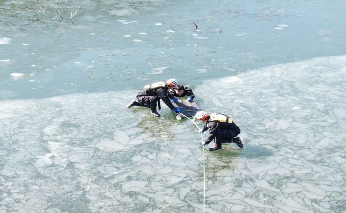 [대구=뉴시스] 대구 중부소방서는 동계수난사고 대비 특별구조훈련을 실시한다. (사진=대구 중부소방서 제공) 2025.02.12. photo@newsis.com *재판매 및 DB 금지