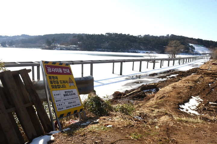 [서산=뉴시스] 지난 11일 데크 설치를 위한 기초공사가 마무리 된 서산 풍전저수지의 눈 쌓인 풍경. (사진=한국낚시협회 제공). 2025.02.12. photo@newsis.com&nbsp; *재판매 및 DB 금지