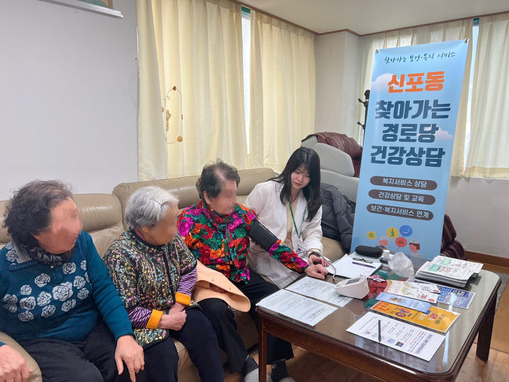 [인천=뉴시스] 인천 중구 신포동 신생삼성아파트 경로당에서 동절기 경로당 건강상담이 열리고 있다. (사진=중구 제공) 2025.02.12. photo@newsis.com *재판매 및 DB 금지