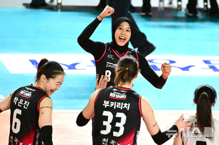 [서울=뉴시스] 프로배구 정관장의 메가(가운데)가 12일 대전충무체육관에서 열린 도드람 2024~2025 V-리그 여자부 경기에서 IBK기업은행을 상대로 공격에 성공한 뒤 환호하고 있다. (사진=KOVO 제공) 2025.02.12.