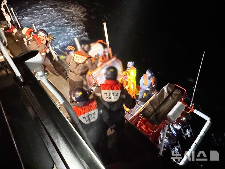 [제주=뉴시스] 12일 오후 제주 서귀포시 해상에서 10명이 탄 어선 '2066재성호'가 전복되는 사고가 발생해 해경이 선원 구조에 나서고 있다. (사진=제주지방해양경찰청 제공) 2025.02.12. photo@newsis.com
