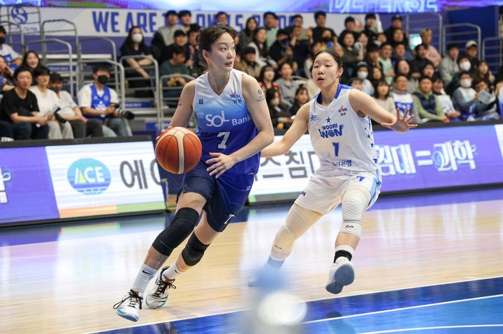 [서울=뉴시스] 여자프로농구 인천 신한은행의 신지현(왼쪽). (사진=WKBL 제공) *재판매 및 DB 금지