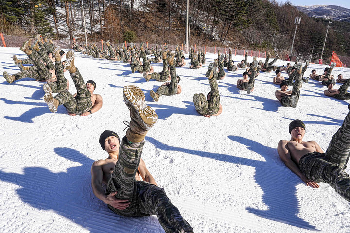 [서울=뉴시스] 해병대 사령부는 해병대 특수수색대대와 1·2사단 수색대대가 지난 4일부터 28일까지 강원도 평창 산악종합훈련장과 황병산 일대에서 '25년 동계 설한지 훈련을 실시하고 있다고 12일 밝혔다.해병대 수색대대 장병들이 영하의 날씨와 강설을 극복하며, 강인한 체력과 해병대정신을 함양하기 위한 체력단련(PT, 구보)을 실시하고 있다. (사진=해병대사령부 제공) 2025.02.12. photo@newsis.com *재판매 및 DB 금지