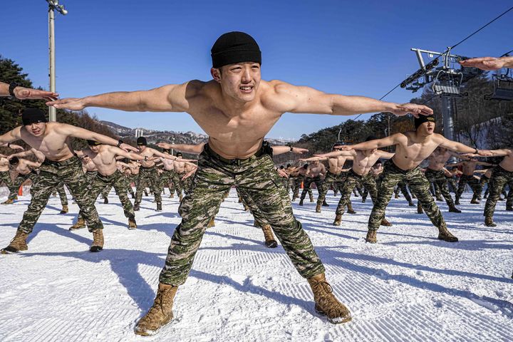 [서울=뉴시스] 해병대 사령부는 해병대 특수수색대대와 1·2사단 수색대대가 지난 4일부터 28일까지 강원도 평창 산악종합훈련자오가 황병산 일대에서 '25년 동계 설한지 훈련을 실시하고 있다고 12일 밝혔다.해병대 수색대대 장병들이 영하의 날씨와 강설을 극복하며, 강인한 체력과 해병대정신을 함양하기 위한 체력단련(PT, 구보)을 실시하고 있다. (사진=해병대사령부 제공) 2025.02.12. photo@newsis.com *재판매 및 DB 금지