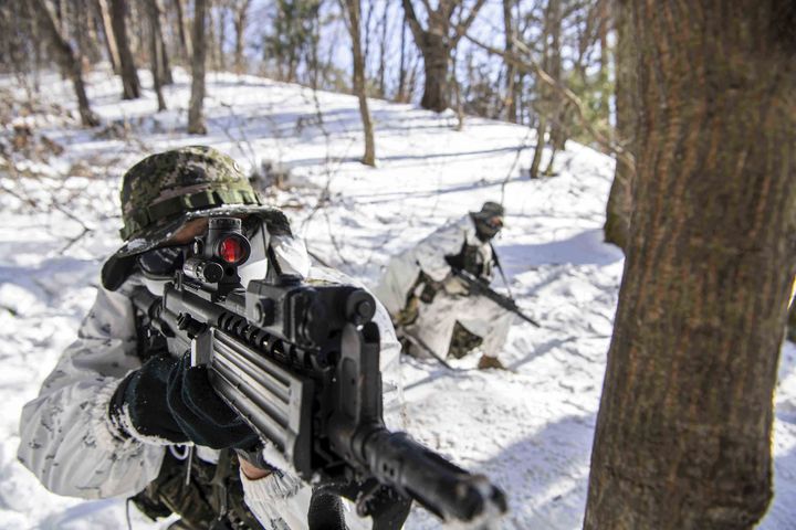[서울=뉴시스] 해병대 사령부는 해병대 특수수색대대와 1·2사단 수색대대가 지난 4일부터 28일까지 강원도 평창 산악종합훈련장과 황병산 일대에서 '25년 동계 설한지 훈련을 실시하고 있다고 12일 밝혔다.해병대 수색대대 장병들이 침투지역으로 이동 후 은거지를 구축하고 주변을 경계하며, 작전지역으로 이동을 하고 있다. (사진=해병대사령부 제공) 2025.02.12. photo@newsis.com *재판매 및 DB 금지