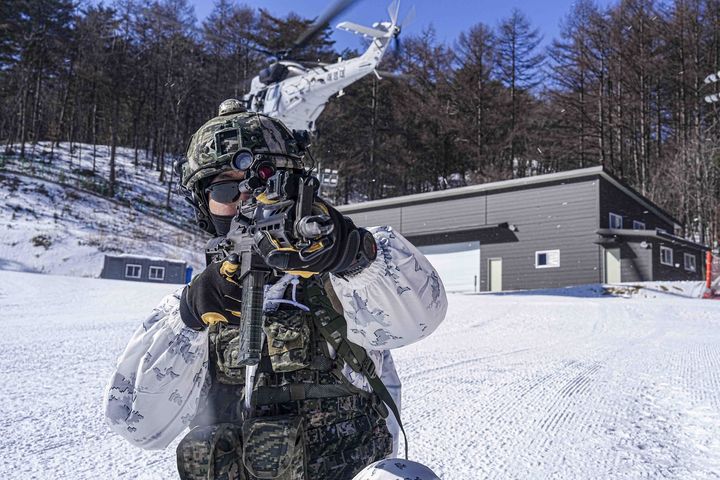 [서울=뉴시스] 해병대 사령부는 해병대 특수수색대대와 1·2사단 수색대대가 지난 4일부터 28일까지 강원도 평창 산악종합훈련자오가 황병산 일대에서 '25년 동계 설한지 훈련을 실시하고 있다고 12일 밝혔다.해병대 수색대대 장병들이 상륙기동헬기(마린온)로 기동 후, 패스트로프로 신속히 침투하며 주변을 경계하고 있다. (사진=해병대사령부 제공) 2025.02.12. photo@newsis.com *재판매 및 DB 금지