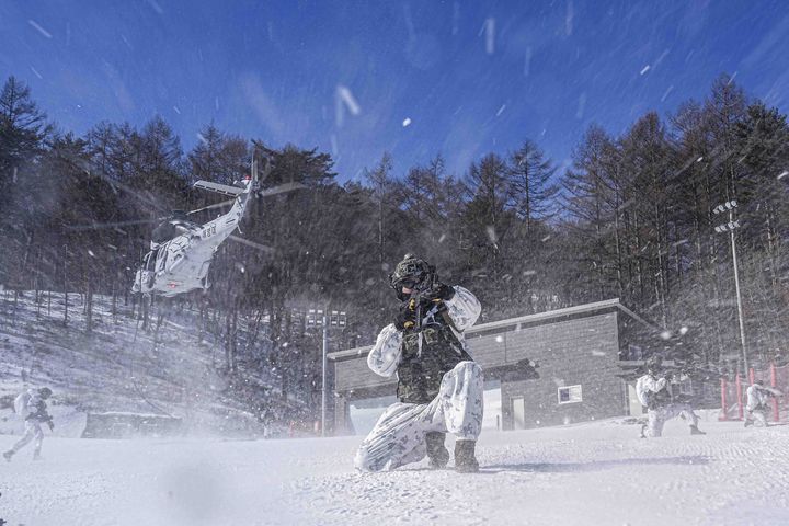 [서울=뉴시스] 해병대 사령부는 해병대 특수수색대대와 1·2사단 수색대대가 지난 4일부터 28일까지 강원도 평창 산악종합훈련자오가 황병산 일대에서 '25년 동계 설한지 훈련을 실시하고 있다고 12일 밝혔다.해병대 수색대대 장병들이 상륙기동헬기(마린온)로 기동 후, 패스트로프로 신속히 침투하며 주변을 경계하고 있다. (사진=해병대사령부 제공) 2025.02.12. photo@newsis.com *재판매 및 DB 금지