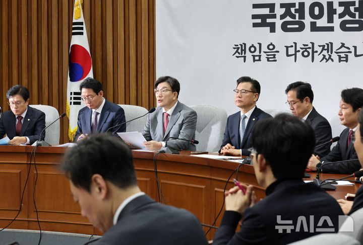 [서울=뉴시스] 조성우 기자 = 권성동(왼쪽 세 번째) 국민의힘 원내대표가 12일 오전 서울 여의도 국회에서 열린 원내대책회의에서 발언하고 있다. 2025.02.12. xconfind@newsis.com